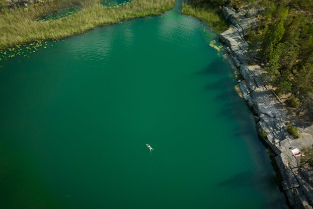 Lagunen med klargrönt vatten sett uppifrån.