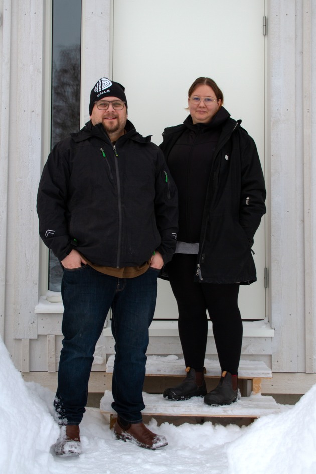 Joakim och Annichen Pesch framför sitt hus