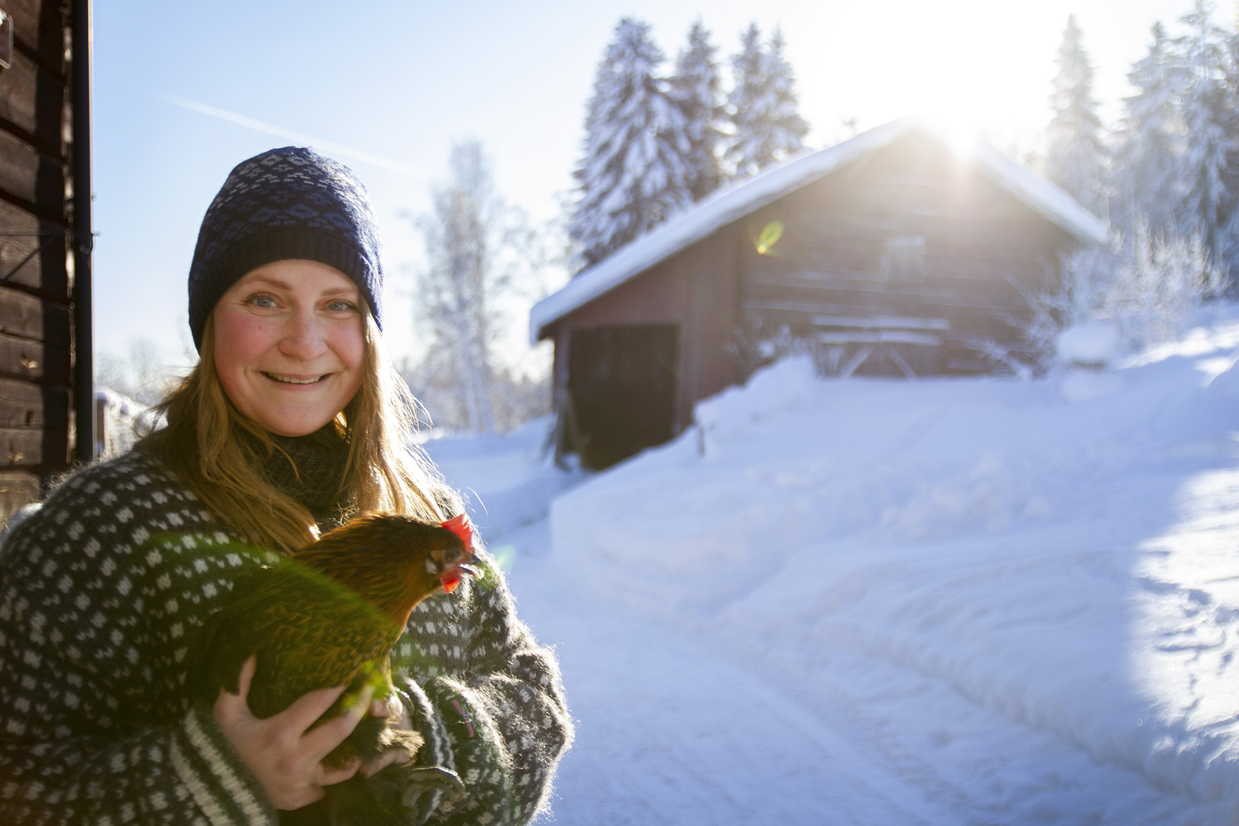 Johanna med en av Bjurholmshönorna, en hönsras som trivs bra med klimatet i kalla nord.